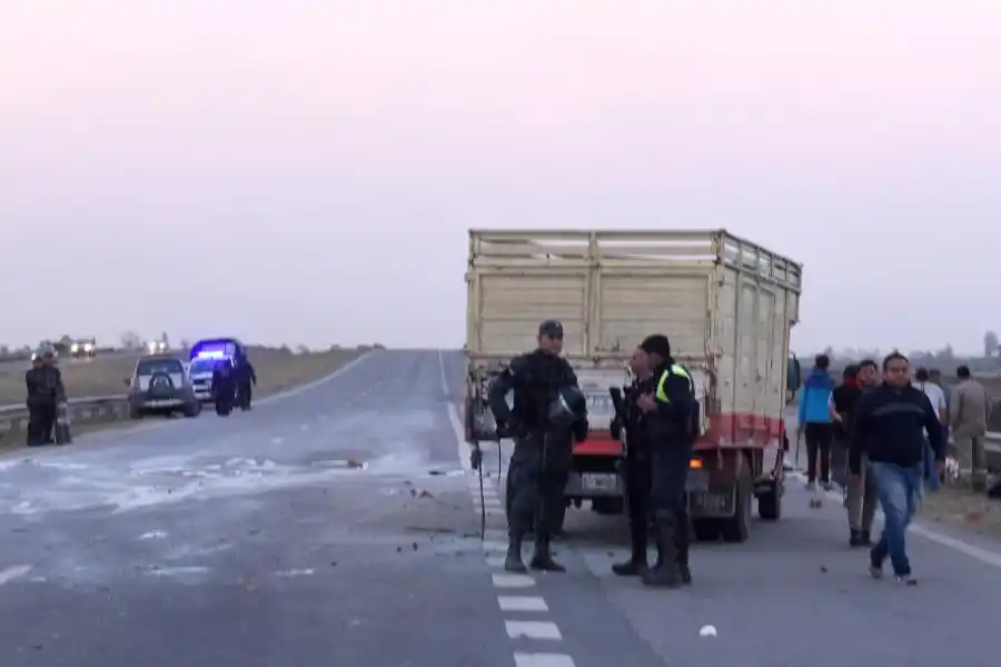 OPERATIVO. La Policía durante las tareas para preservar la escena del hecho. Así quedaron el camión y el auto Fiat que manejaba el arzobispo. LA GACETA / FOTOs DE JOSé NUNO