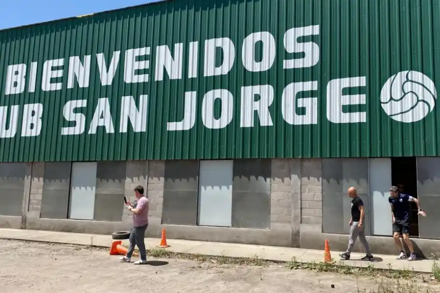 MULTIUSO. Zunino, Orsi y Lucchetti conocieron la cancha de parquet.