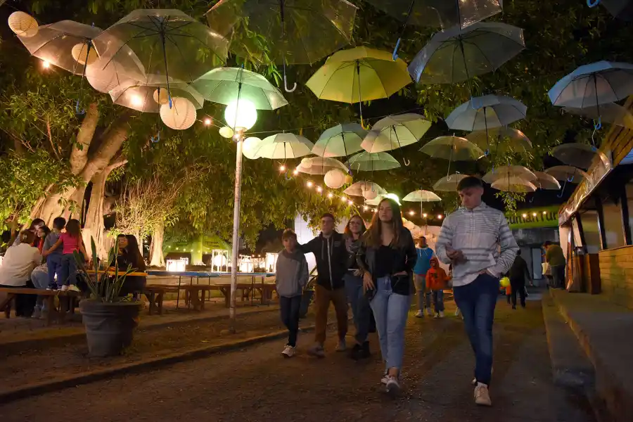 DECORACIÓN. Un techo de paraguas adorna uno de los pasillos.