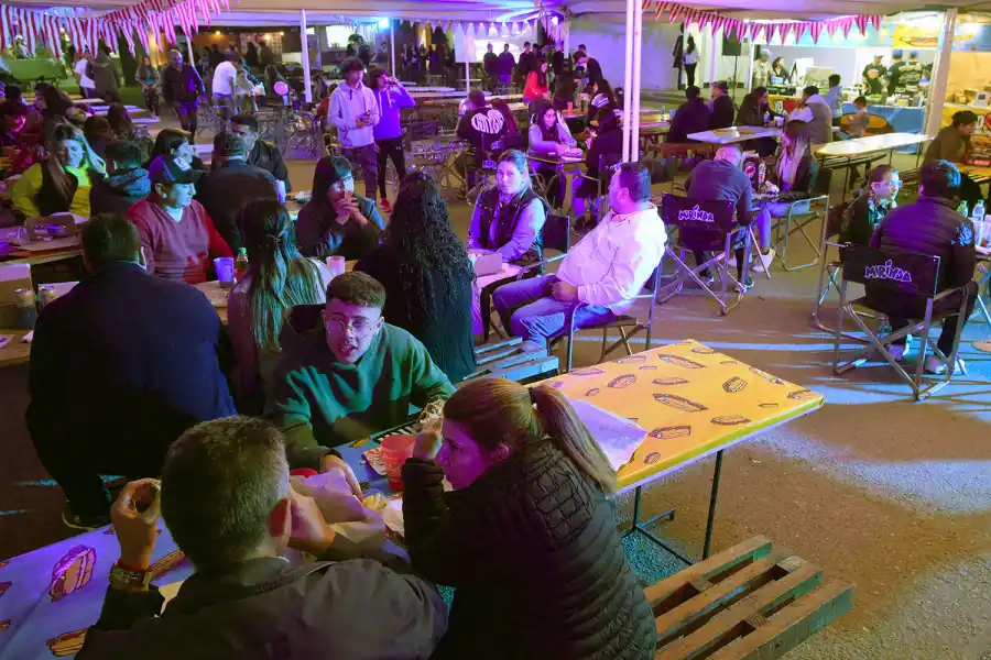 El patio principal comienza a llenarse. 