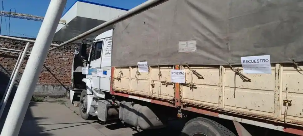 RETENIDO. El camión quedó secuestrado hasta que se aclare el caso.