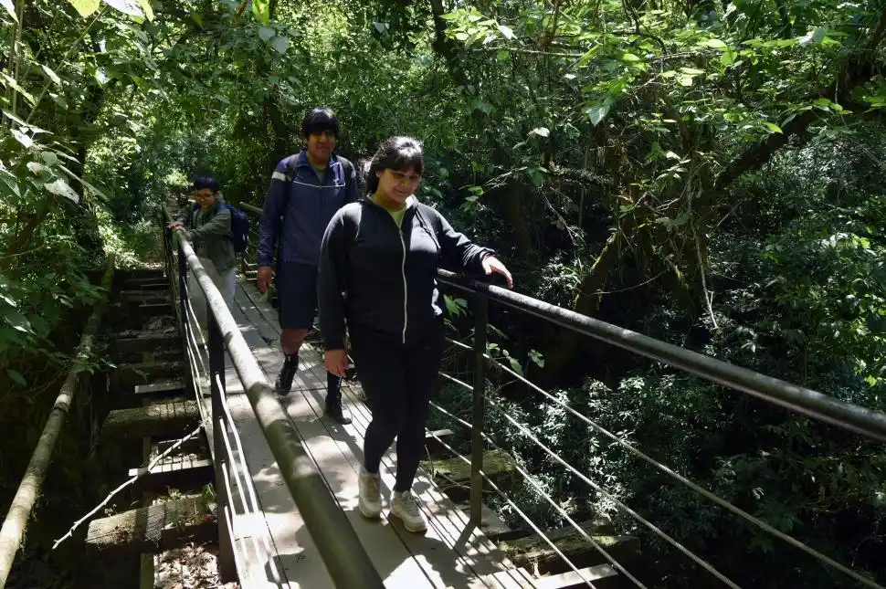 EL PUENTE. La estructura del trunco funicular, un atractivo para la gente.