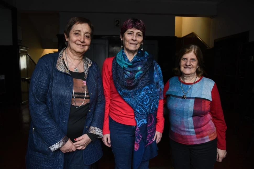 REFERENTES. Beatriz Mirkin, María Lucila “Pimpi” Colombo y Graciela Aleña, en visita a LA GACETA.