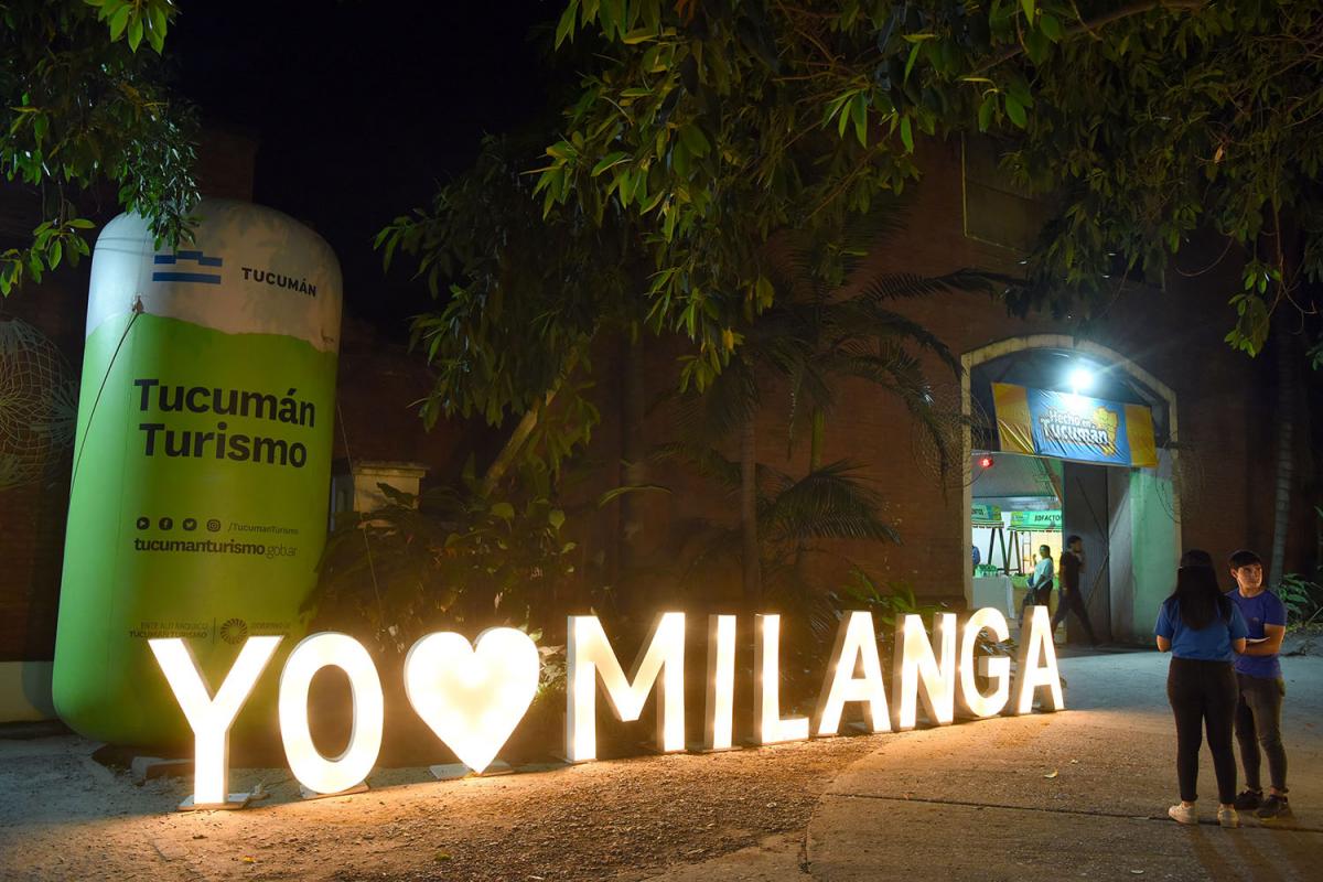 EN LA ENTRADA. El cartel luminoso profesando el amor de los tucumanos al sánguche de milanesa les da la bienvenida a los comensales.