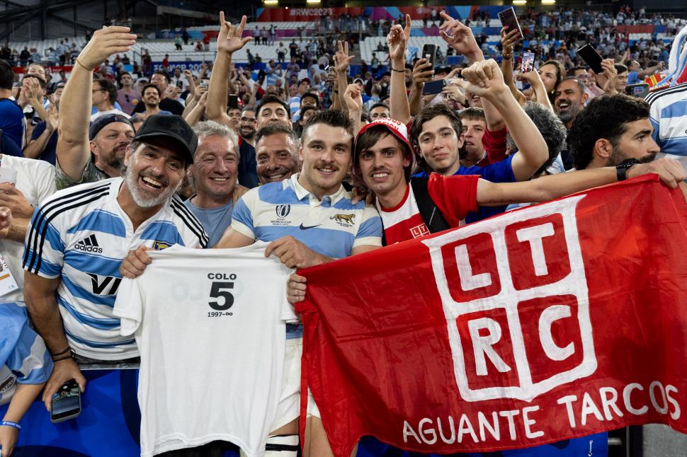 “ROJOS”. Mateo Carreras posa con una camiseta homenaje al “Colo” Danieli.