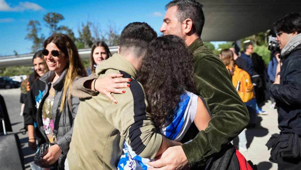 EN CASA. Cientos de familiares esperaron el Ezeiza el regreso de los 246 argentinos del primer vuelo desde Israel.