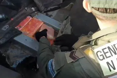 Transportaban 18 kilos de cocaína debajo de la alfombra de un vehículo