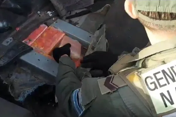 Transportaban 18 kilos de cocaína debajo de la alfombra de un vehículo
