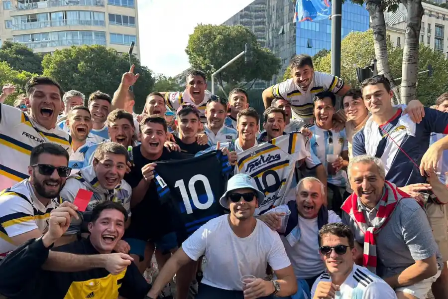 El grupo de jugadores de Lawn Tennis creció para el partido entre Los Pumas y Gales en Marsella.