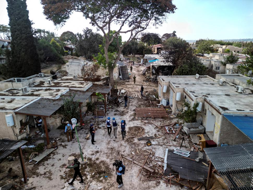 VISITA. Periodistas fueron al kibbutz Kfar Aza, tras el ataque de Hamas.  