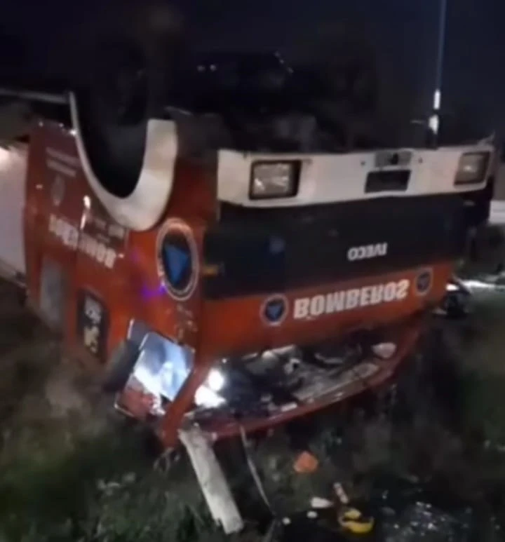 VUELCO. En el camión circulaban cinco bomberos que resultaron lesionados.
