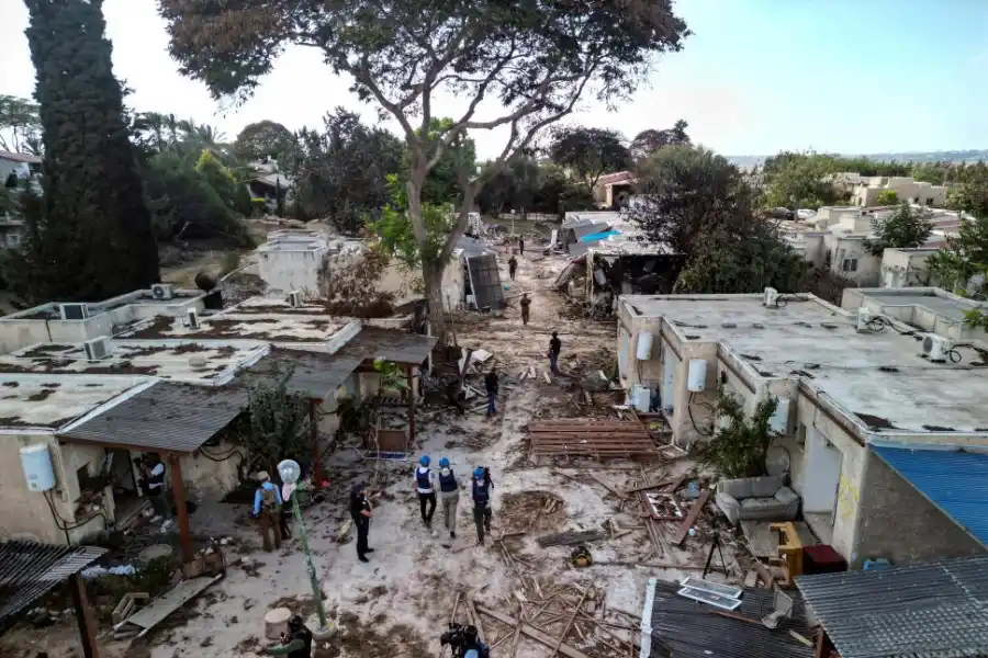 VISITA. Periodistas fueron al kibbutz Kfar Aza, tras el ataque de Hamas.  