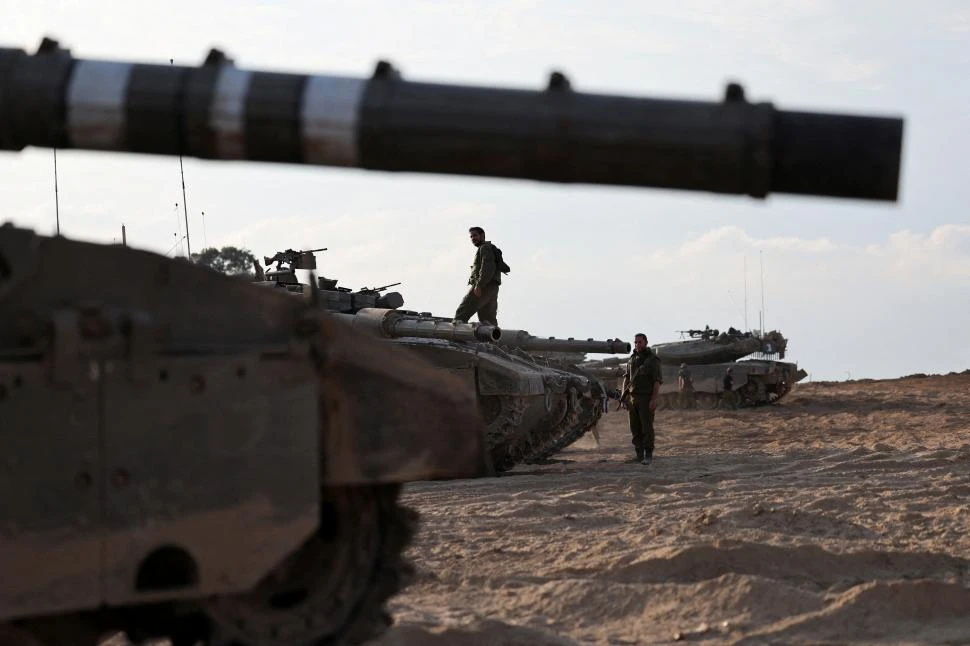 PREPARATIVOS. Tanques y soldados se acumulan y aprontan en la frontera con la Franja de Gaza, en los alrededores del kibbutz Beer, al sur de Israel.