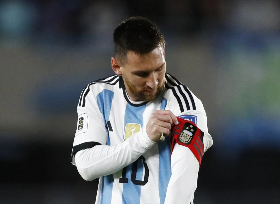 ¿CON LA CINTA DE CAPITÁN DESDE EL ARRANQUE? Messi viajará a Lima, pero aún no está definido si será titular o suplente. 