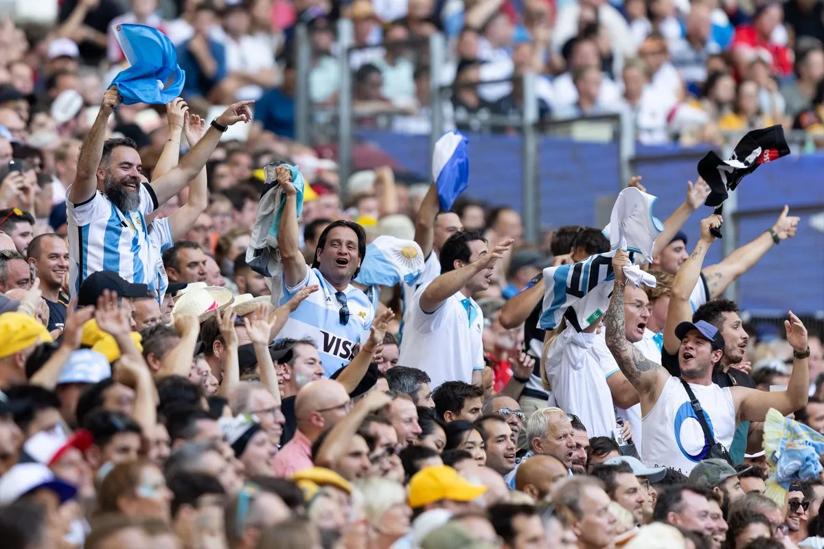 MULTITUD. Los fanáticos de Los Pumas prometen una gran fiesta en el Stade de France ante Los All Blacks. FOTO TOMADA DE TWITTER.