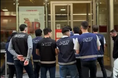 El Gobierno evalúa realizar más allanamientos para contener el dólar blue