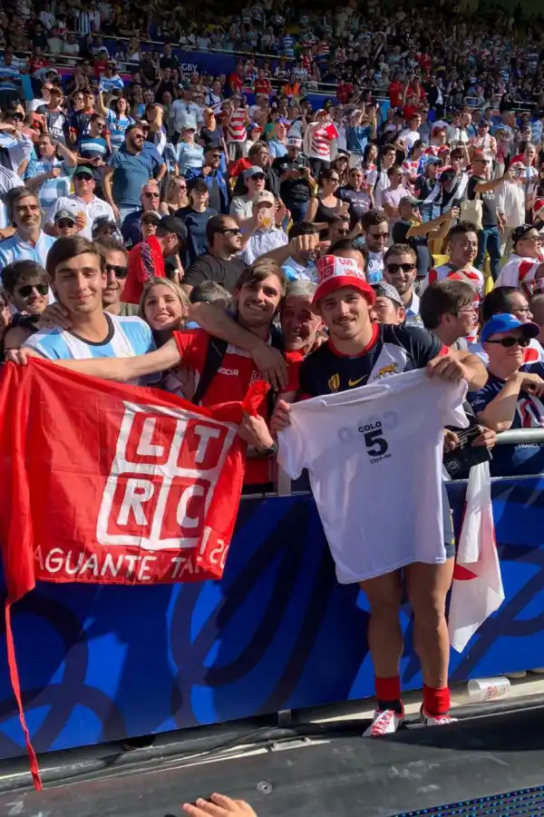 “COLO” PRESENTE. Sabeh y Mateo Carreras posan tras el triunfo sobre Japón.
