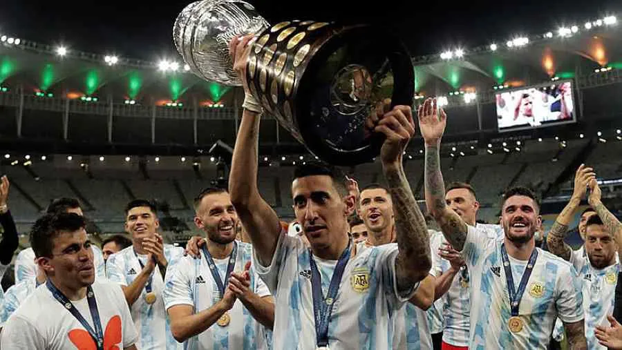 RECUERDO. Di María adorando la Copa América obtenida en 2021.