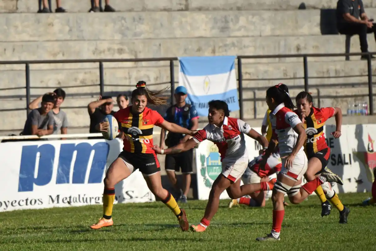 FIGURA. Medina esquiva la marca en la final del Nacional contra Universitario de Córdoba.