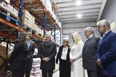 Osvaldo Jaldo visitó la Droguería Suiza, que cumplió 61 años de servicio