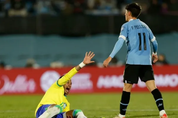 Crece la preocupación en Brasil: Neymar se retiró en muletas ante Uruguay
