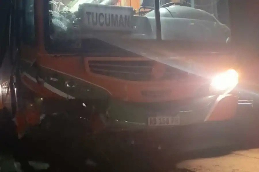 DAÑOS. Así quedó el colectivo tras el impacto contra una motocicleta.