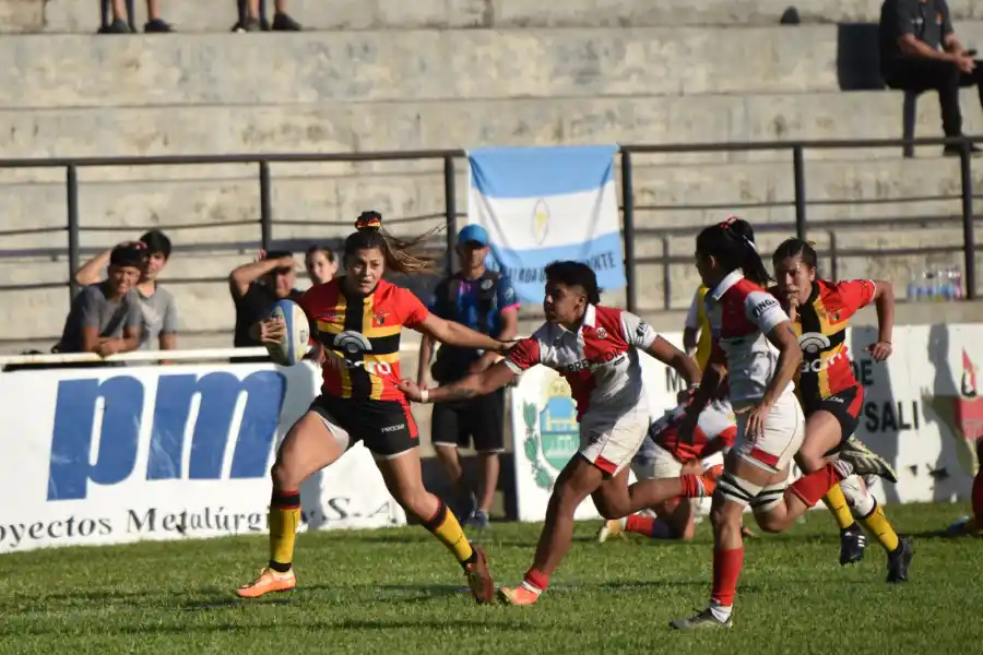 FIGURA. Medina esquiva la marca en la final del Nacional contra Universitario de Córdoba.