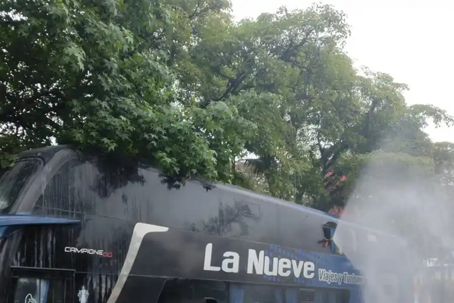 Los bomberos evitaron que un colectivo se incendie completamente en la avenida Aconquija