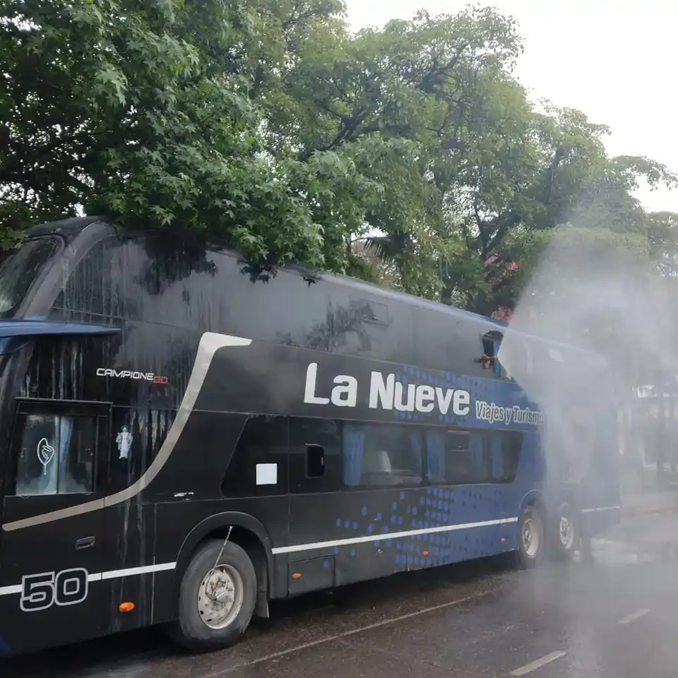 Los bomberos evitaron que un colectivo se incendie completamente en la avenida Aconquija