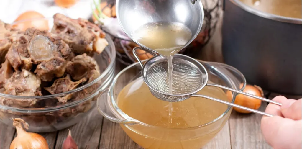 Los caldos de huesos y verduras ayudan a la piel, al pelo y a las uñas.