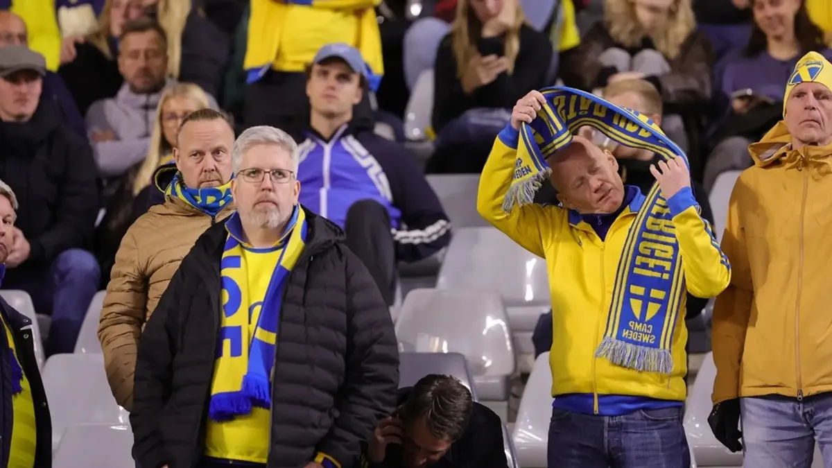 TRISTEZA. Los fanáticos nórdicos terminaron afligidos, tras conocerse las dos muertes durante el empate transitorio entre Bélgica y Suecia. FOTO DE EFE.