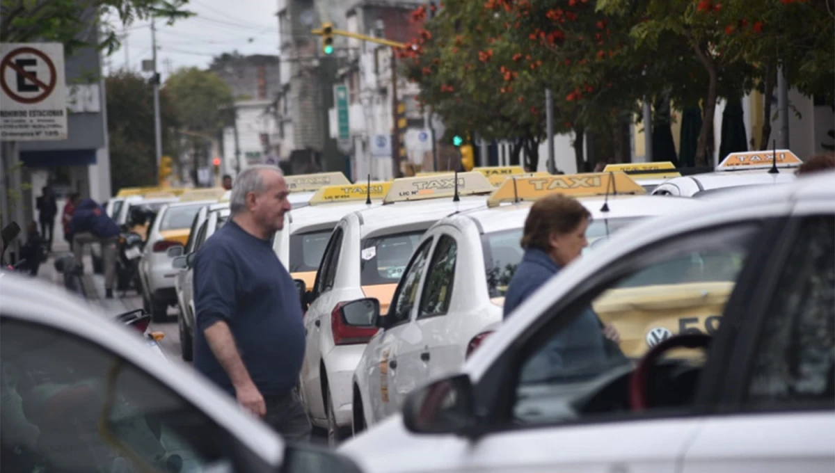 CAOS. La protesta de taxistas entorpeció el tránsito esta mañana en la ciudad de Concepción.
