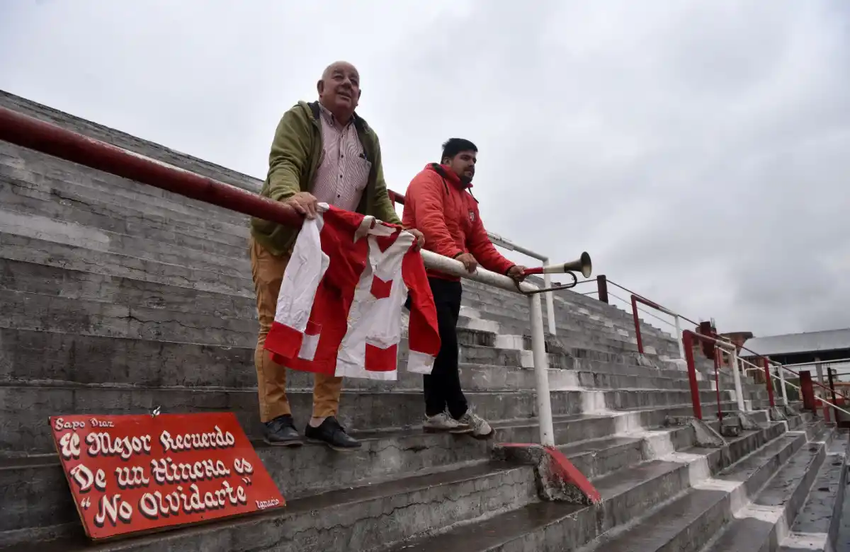 EN LA TRIBUNA. Las reliquias de Díaz son habitualmente exhibidas en una vitrina. Los dirigentes Leandro Décima y Roberto Medina posaron con la chaqueta de 