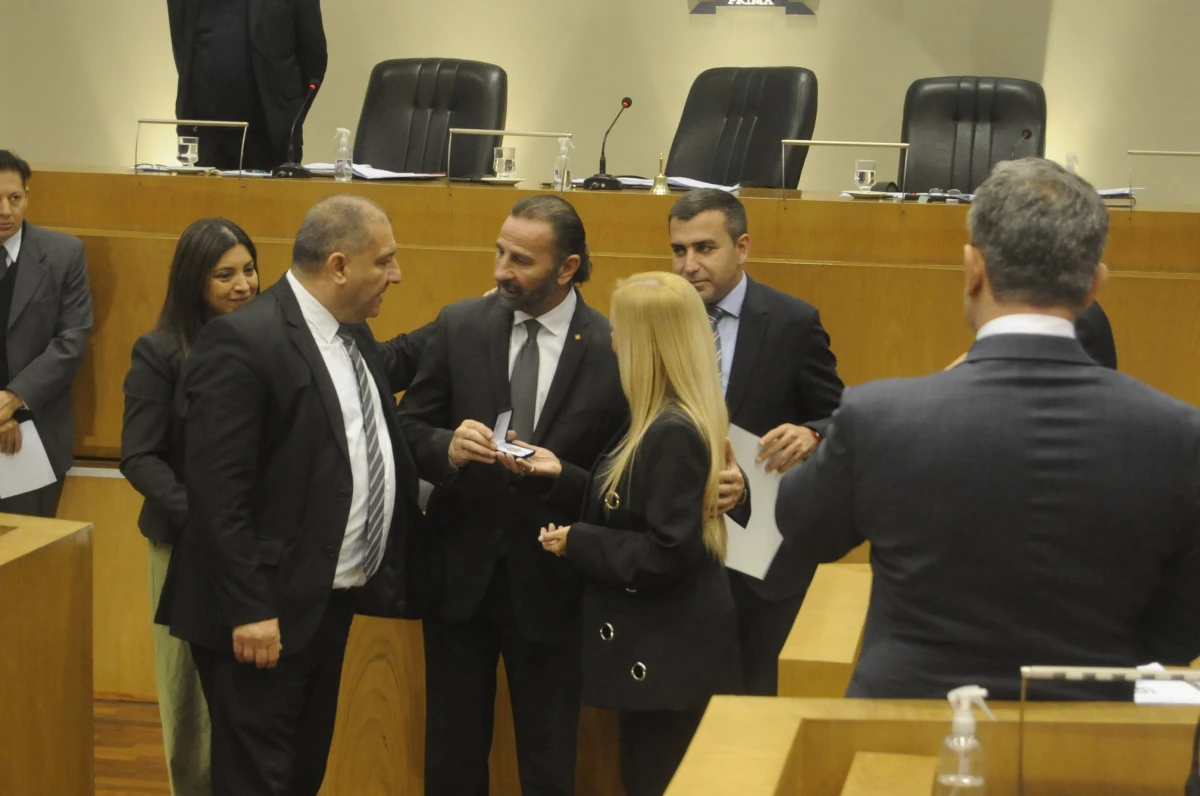 FIN DE LA SESIÓN. Los concejales saludan a Juri en lo que fue la última deliberación del cuerpo legislativo. LA GACTEA / FOTO ANTONIO FERRONI. 
