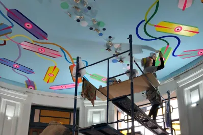 Nicolás Leiva vino desde Miami para llenar de color la Facultad de Artes