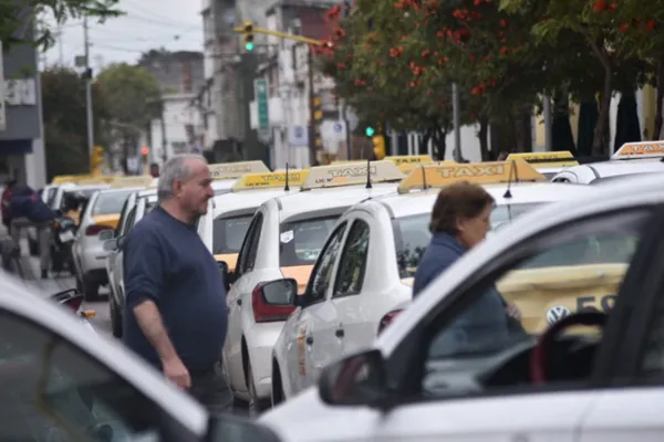 Taxistas sitiaron Concepción en demanda de un aumento de tarifa del 50%