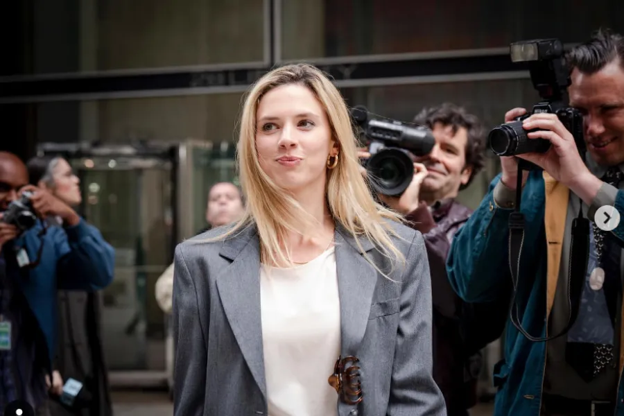 El broche en el saco de 