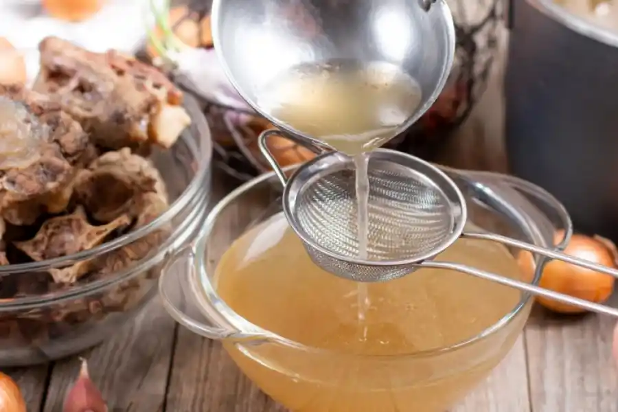 Los caldos de huesos y verduras ayudan a la piel, al pelo y a las uñas.