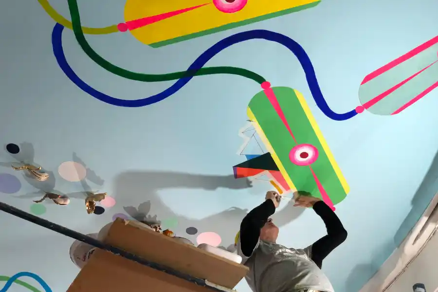 EN DETALLE. Las figuras combinan colas de sirenas, ojos y una constelación que reciba al visitante en el tránsito hacia el claustro universitario.