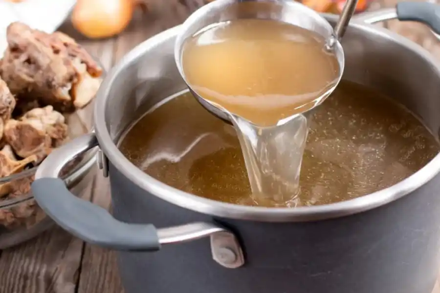 Es importante que el caldo también contenga variedad de verduras para sumar más nutrientes.