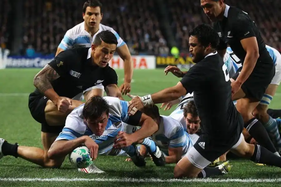 TRY. Sonny Bill Williams y Piri Weepu intentan detener a Julio Farías en aquel recordado cruce de 2011.