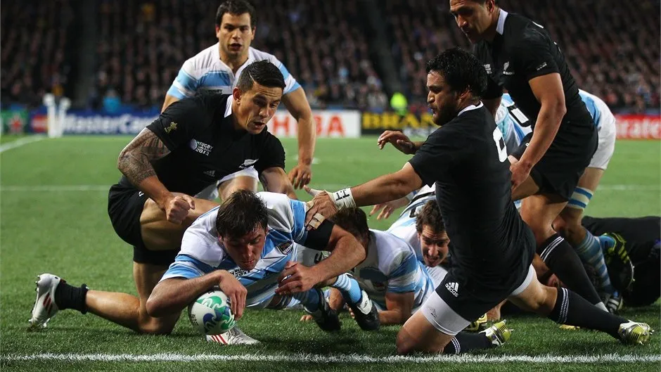 TRY. Sonny Bill Williams y Piri Weepu intentan detener a Julio Farías en aquel recordado cruce de 2011.