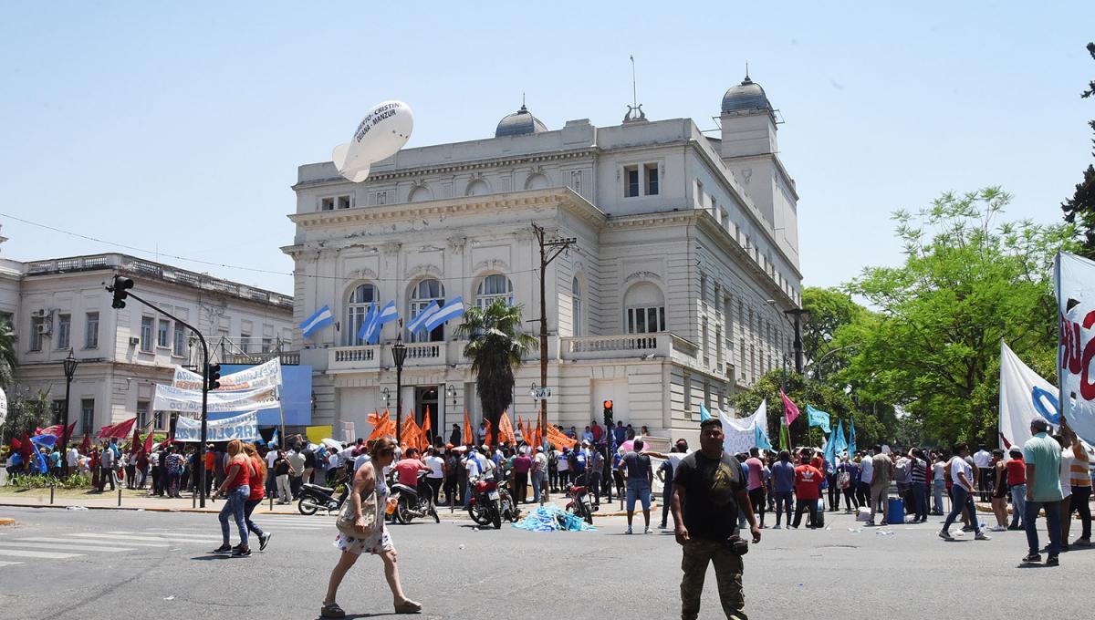 EL ESCENARIO. El Teatro San Martín volverá a ser el centro de la ceremonia de asunción del Ejecutivo provincial y, por la tarde, el PE municipal hará lo mismo.