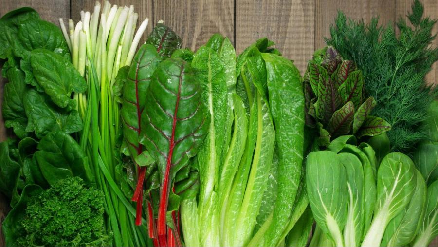 Las verduras de hojas verdes tienen vitaminas A, B, C, E y K, así como potasio, magnesio y calcio.