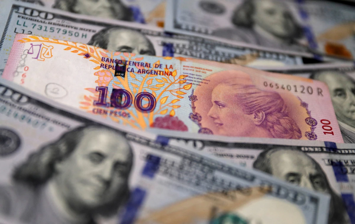 La pizarra mostró al dólar blue a $900, aunque en Tucumán se negoció a $1.200