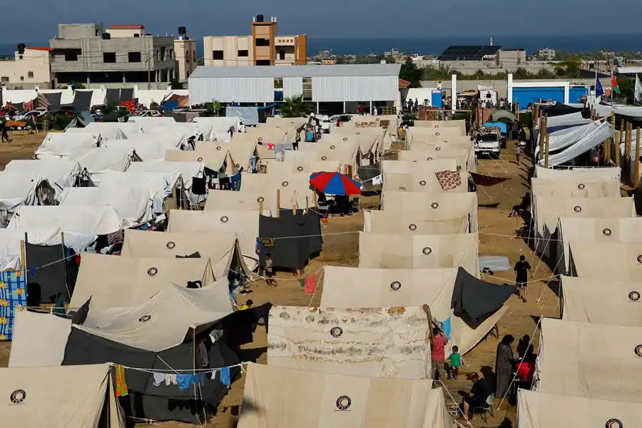 REFUGIADOS. La ONU asiste a los civiles palestinos desplazados por los bombardeos y estiman que 1 millón perdió sus casas.