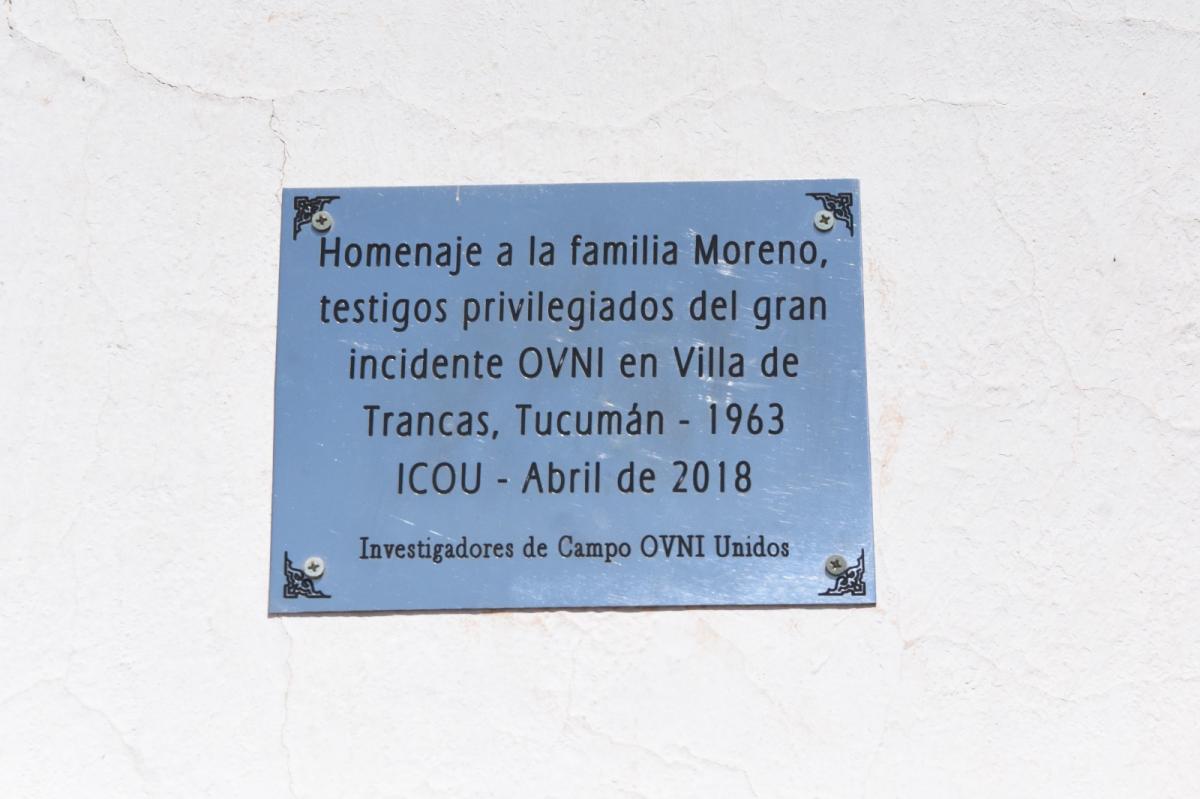 HOMENAJE. Al frente de la vivienda una placa colocada por investigadores de los OVNIs recuerda lo que allí ocurrió en 1963.