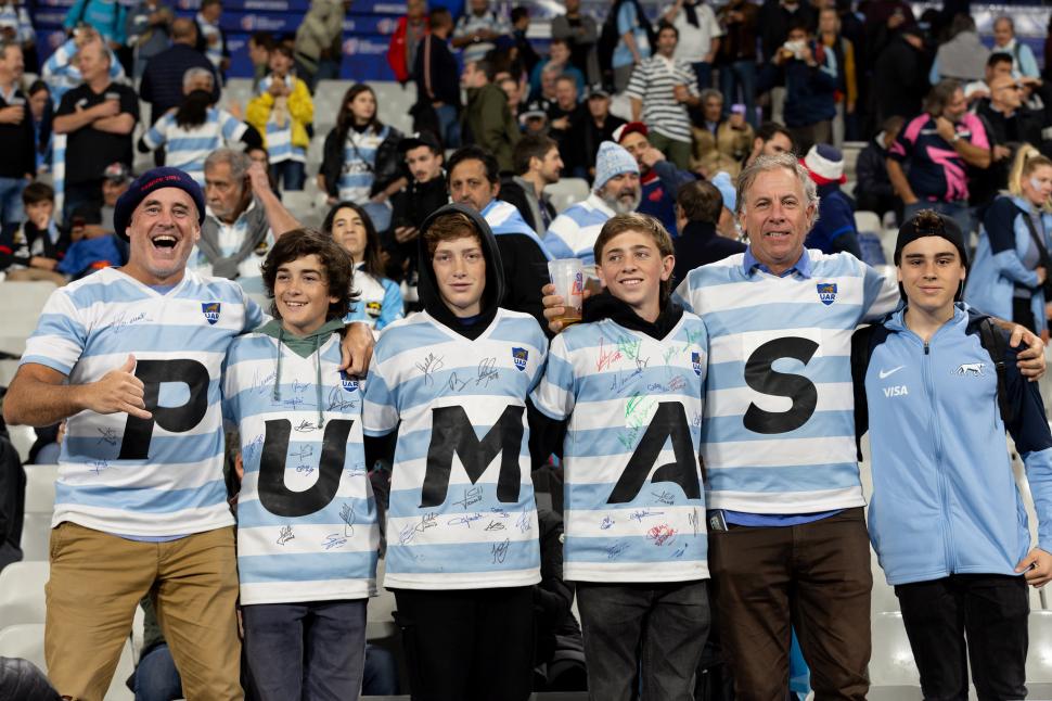 APOYO. Este grupo de hinchas formó la palabra “Pumas”, con camisetas de la Selección.