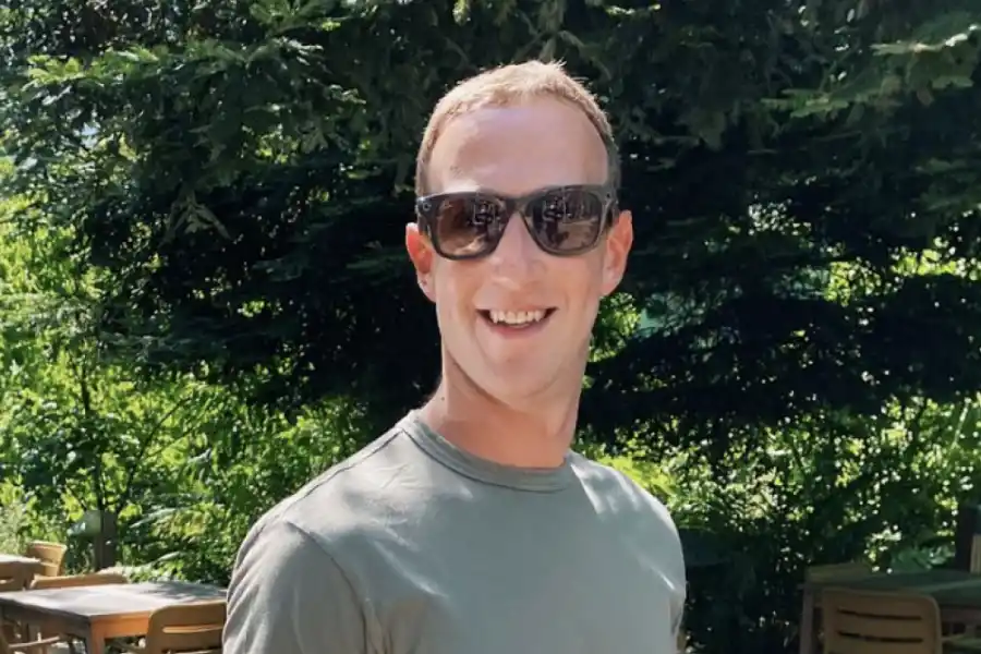 Mark Zuckerberg usó unos anteojos con Inteligencia Artificial para aprender a peinar a su hija