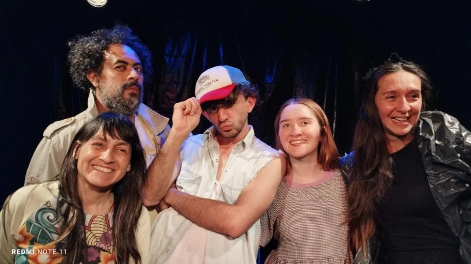 EQUIPO CREATIVO. Tuly López (abajo a la izquierda) junto a su asistente y a los protagonistas de “Abrazo contenedor”, que estrena en El Atelier.